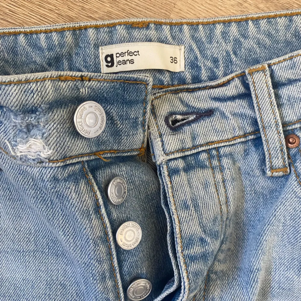 Ett par fina ljusblå jeans från Gina tricot💕✨ Säljer då de ej kommer till användning längre. Skriv om du har några frågor🤗 Priset kan diskuteras vid snabb affär!! . Jeans & Byxor.