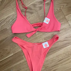 Oanvänd bikini från bikbok som inte går att få tag i längre, färgen är korall/rosa aktig🥰 passar definitivt både xs oxh s