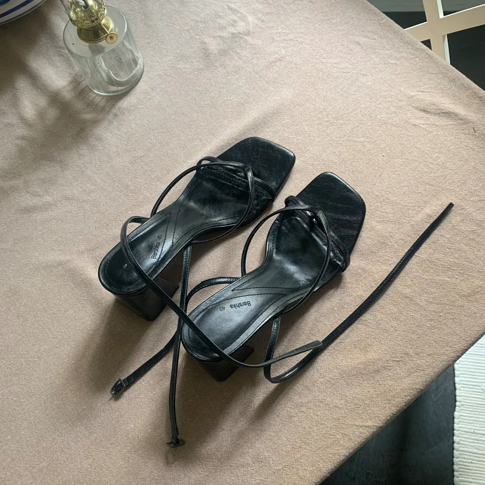 Svarta sandaler med klack från Bershka. Sparsamt använda.. Skor.