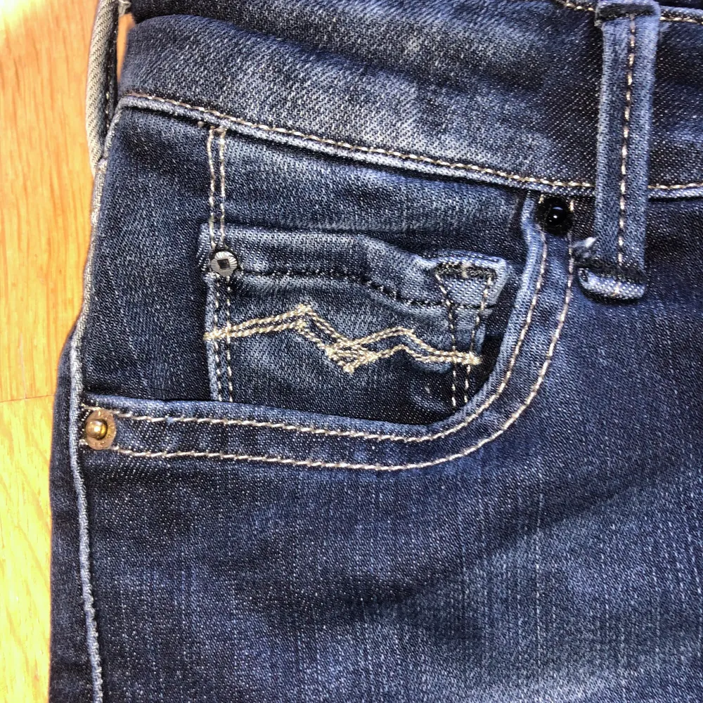 Riktigt feta Replay jeans är lite för små för mig nu pris 1000kr mitt pris 190kr. Jeans & Byxor.