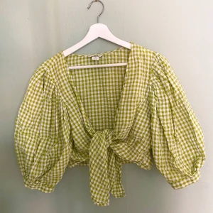 Rutig blus - Rutig blus från Monki med knytning, passar XS-M skulle jag säga!