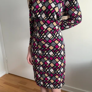 Elegant klänning - En jätte fin klänning som tyvärr är för stor för mig. Klänningen är i bra skick men använd.  100% silk 