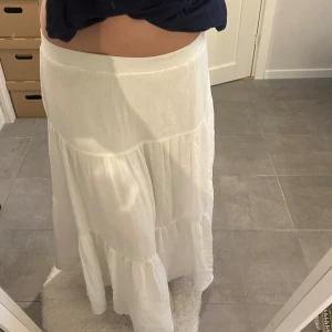 Vit långkjol - Vit långkjol från stradvarius i storlek xs. Använd rätt mycket men ändå Ganska bra skick. Går hela vägen ner till marken på mig som är 173 cm. 