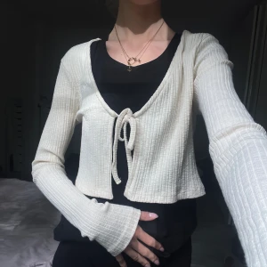 Kofta🎀 - Superfin populär ribbad cropped kofta från Nelly. Jättefin beige färg och endast använd en gång. Stl S❤️