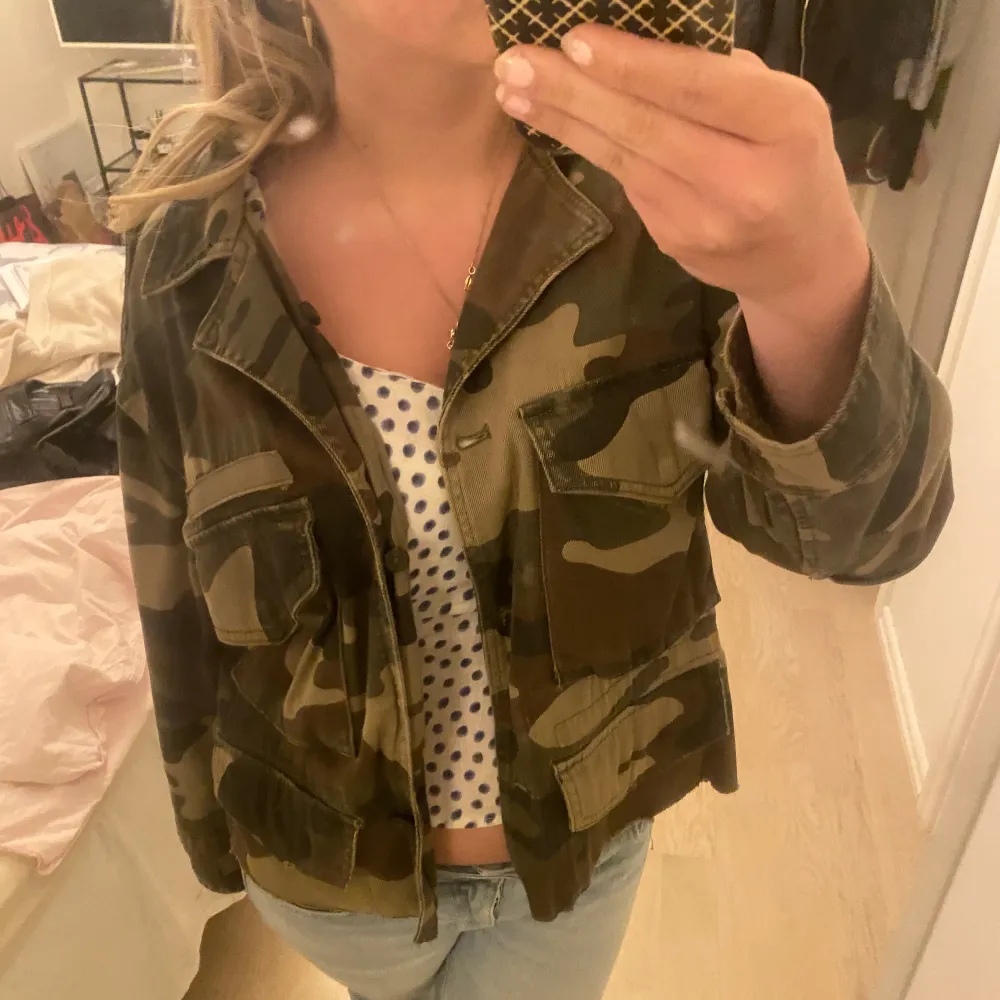 så så fin jacka med camoflage mönster pefekt till sommar/ vår, köpt från zara för ca 2 år sen, mitten knappen har tyvärr försvunnit men funkar perfekt att använda ändå🥰 fint skick  lappen på storleken är borta men passar S-M . Jackor.