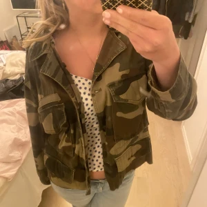Camouflage jacka  - så så fin jacka med camoflage mönster pefekt till sommar/ vår, köpt från zara för ca 2 år sen, mitten knappen har tyvärr försvunnit men funkar perfekt att använda ändå🥰 fint skick  lappen på storleken är borta men passar S-M 