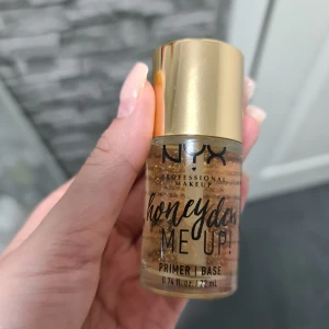 Nyx honey dew me up primer - Ny primer från nyx. Råka beställa 2st istället för 1. Tycker inte om den så mycket för den inte är så bra för min hy. Köpt för 200kr säljer för 179.