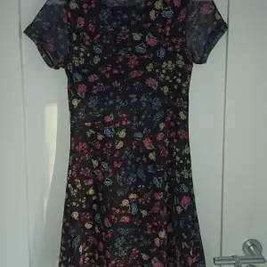 Superfin svart och blommig klänning från H&M. perfekt nu under sommaren💕 den har ett inner tyg samt att utsidan är mer som mesh. Mycket bekväm!  Storlek S och skick som ny! 