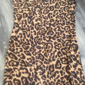 Klänning - Säljer en klänning i nyskick Från S***in Storlek 2XL Katt finns i hemmet 