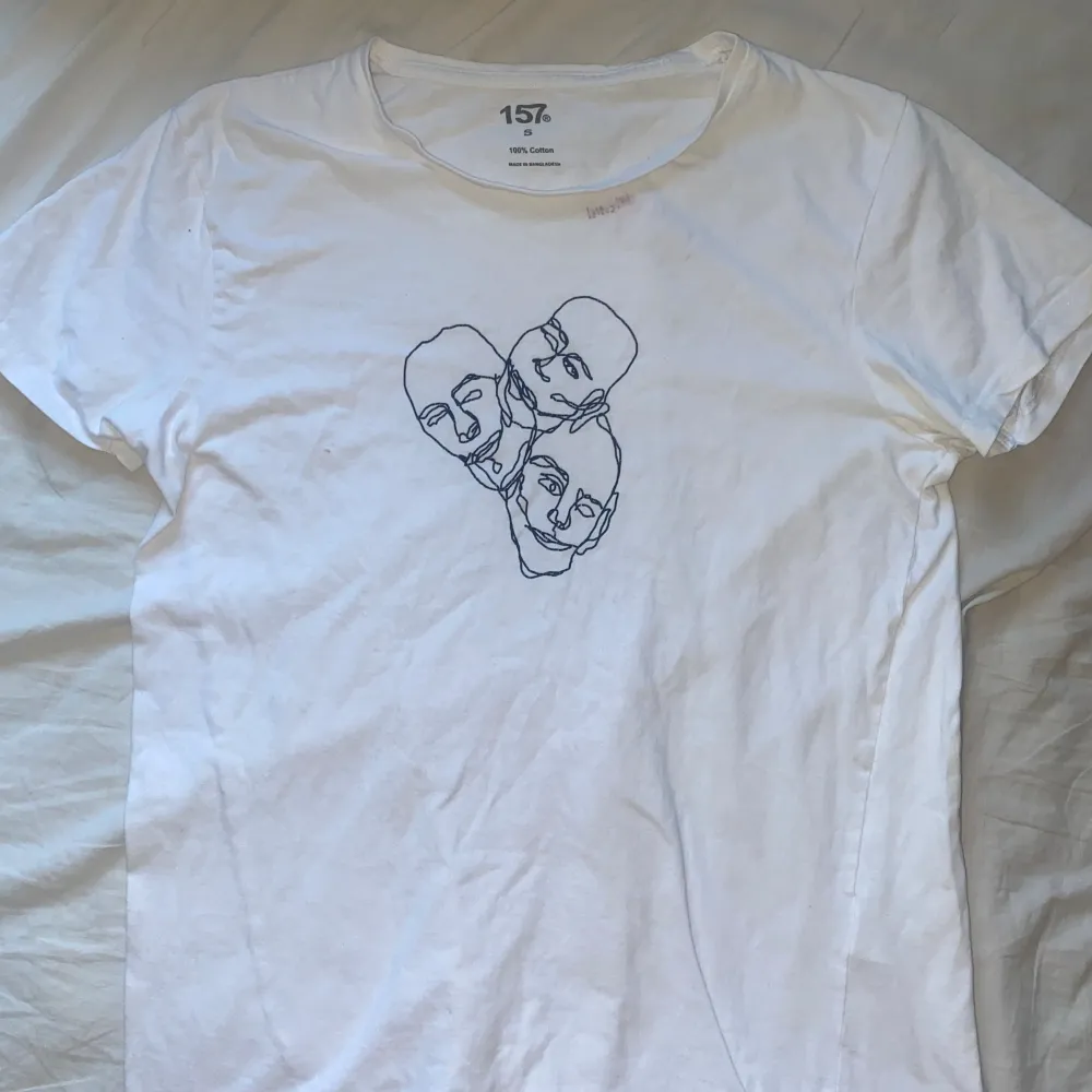 en t-shirt med tryck på, har bara en text vid halsen . T-shirts.
