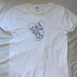 en t-shirt med tryck på, har bara en text vid halsen 