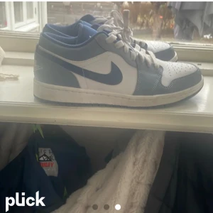 Air Jordan 1 low - Jätte fina jordans i modellen low. Använda sparsamt. I färgen grå och blå. Kontakta vid intresse eller frågor❤️❤️