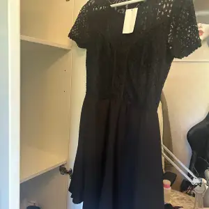 Säljer en svart klänning från H&M aldrig använd 100kr