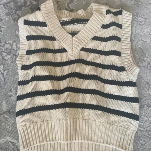 Cardigan - Lindex stl 134-140 - Jättefin randig cardigan  beige svart  stl 134-140 men passar som xs ,  gjord av återvunnet polyester