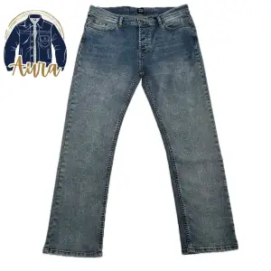 Sprillans nya jeans med fantastisk passform  i en stilren design. Utmärkt till sommaren. Finns att välja i flera olika storlekar (se nedan) använd storleksguiden  28/28🟢 30/30🔴 30/32🔴 30/34🟢 32/30🟢 32/32🔴 32/34🟢 34/30🟢 34/32🟢 34/34🟢 36/34🔴