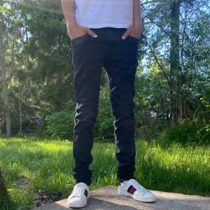 Replay jeans - Säljer nu mina replay jeans! Som endast har änvändst under 3 tillfällen| skick 9-9,5/10| storlek W28 L32| kvitto och allt original finns (kvittot medföljer inte) nypris 1799 mitt pris 699 (priset kan diskuteras) kontakta mig om ni har fler frågor.