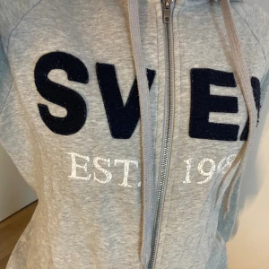 Svea ziphoodie - Grå Svea ziphoodie. Priset kan diskuteras vid snabb affär🩷