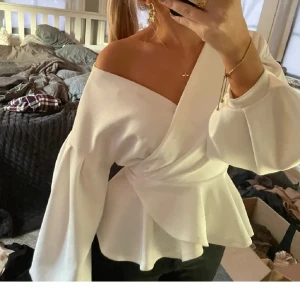 Vit blus  - Super snygg blus med knyte i midjan! Går att justera själv vilket gör att tröjan passar många storlekar!❤️❤️