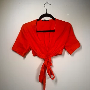 Red Crop top - Aldrig använd, dock ingen prislapp kvar. Liten söm som är öppen, inget jag lagt märke till då den är oanvänd. Går att fixa lätt :) 
