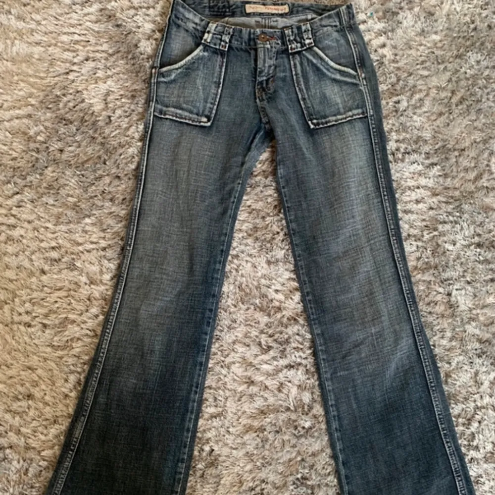 Så coola utsvängda jeans från pepe, jätte fint skick säljer då dom inte kommer till användning längre ❤️. Jeans & Byxor.