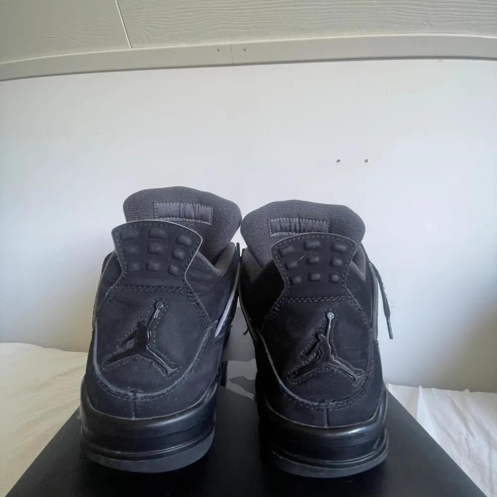 Ett par riktigt feta Jordan 4 black cat. Har haft dom ett tag men har inte använts så mycket. Dom är fräscha och inga skador på dom. Pris kan diskuteras😄. Skor.