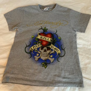 ed hardy t shirt  - storlek S , rätt kort o har snygg passform o texten är i guld. priset är inte fast