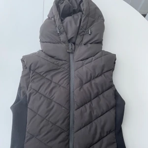 Zaraväst - En väst från zara för 250kr. Fint skit och väldigt bra tagit hand om. Kan ha några små defekter.Köptes för 500kr. Kan diskutera pris! 😊