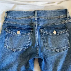 Low waisg jeans från gina young Nypris: 350 kr bara att skriva privat för fler frågor