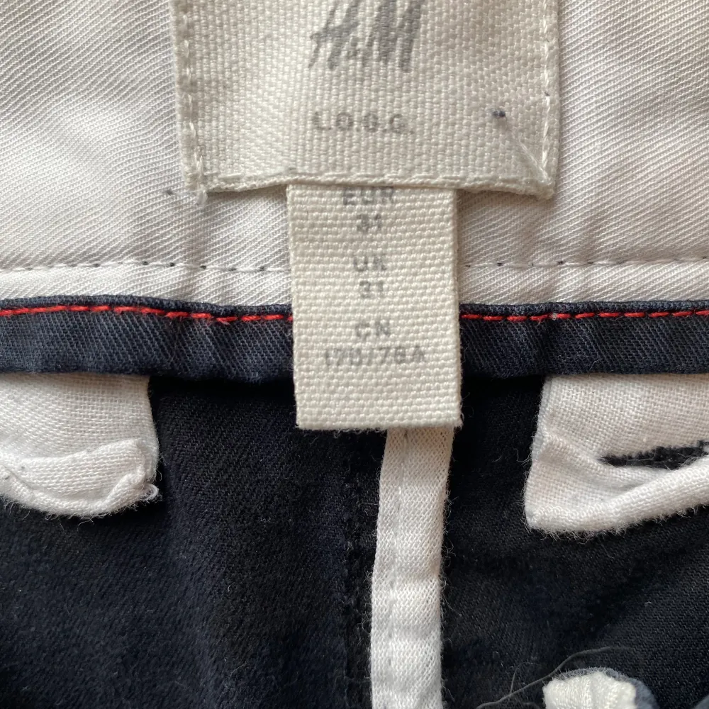 Ett par superfina Marinblå Chinos-shorts som knappt har använts!   Skickas mot att köparen står för frakten!. Shorts.