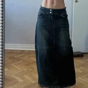 iamgia kjol - I AM GIA ATHENA kjol  tvättad 1 gang men aldrig använt stretchig jeans material köpt för 960kr + TULL skriv om du har fragor⭐️