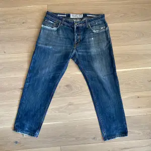 Hej! Säljer ett par exklusiva Jacob Cohën jeans som är handgjorda i Italien, modell 688 i storleken 38! Lite slitna fickor samt lagat i grenen därav ett schysst pris! Hör gärna av er vid frågor eller funderingar