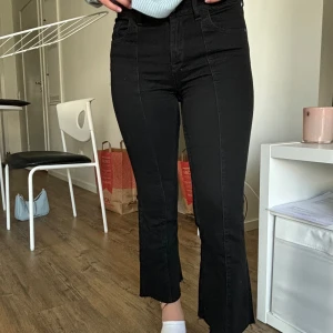 Jeans från Zara - Svarta jeans från zara med sydd detalj i fram. Dem är ganska korta(jag är 161) men stämmer i övrigt in på storlek S. Dem har medelhög midja och är knappt använda💕
