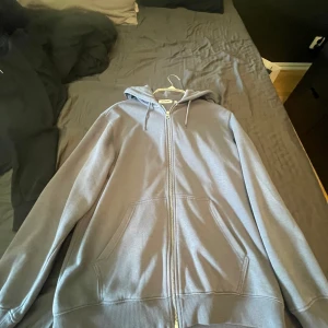 Ljusblå helzip från weekday  - Ljusblå helzip från weekday  Storlek S men passar M Säljes då den inte passar och använd Max 3 gånger