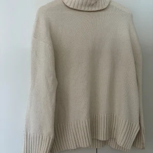 Stickad polo från HM - Tröjan är använd med i gott skick, den har en superfin benvit färg och är bekväm och mysig, den är i storlek S men är något oversized💕
