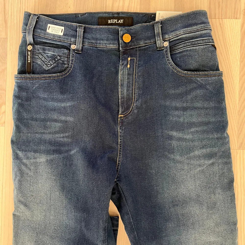 Helt nya Replay hyperflex jeans. Har aldrig används innan och kommer med prislapp. Nypriset är ca 1600 kr. Mitt pris är 599 kr. Storlek 29W/32L. Jeans & Byxor.
