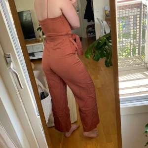 Rostfärgad byxdress - Rostfärgad/orange/brun byxdress från Oysho i storlek S, så ball!! Kommer tyvärr inte till användning lika mycket som den färtjänar. Material 100% lyocell.