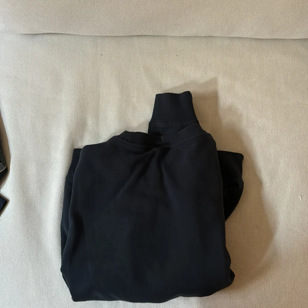 Säljer denna väldigt fina We are labels sweatshirt från kollektionen NSL. Tröjan är knappt använd och sitter som en overshirt tröja Skick:9/10 Nypris: 1300kr. Tröjor & Koftor.