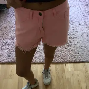 Rosa lågmidjad shorts 