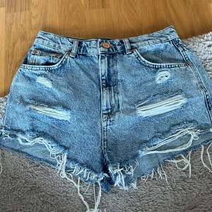 Pull and bear jeansshorts - Fina pull and bear jeansshorts. Köpta från zalando förra sommarn säljer för att de inte kommer till användning 