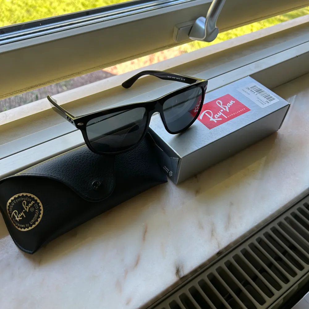 Snygga Ray-Ban Boyfriend solglasögon i väldigt bra skick (avgör själv), nypris 1549kr | Hör av er vid eventuella frågor!. Accessoarer.