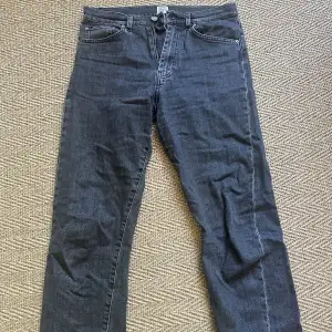 Totemes klassiska jeans twisted seam i mörkgrå (size 27/32). Jättefint skick. Läs mer här: https://se.toteme.com/products/twisted-seam-denim-grey-wash