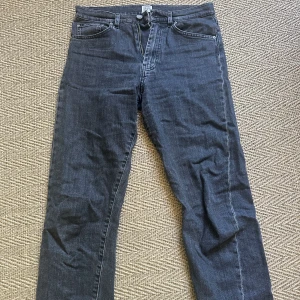 Toteme Twisted Seam Denim Grey  - Totemes klassiska jeans twisted seam i mörkgrå (size 27/32). Jättefint skick. Läs mer här: https://se.toteme.com/products/twisted-seam-denim-grey-wash