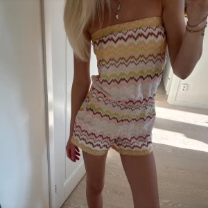 Missonumönstrad playsuit - Supersöt missonimönstrad playsuit/ byxdress💕 aldrig använd 