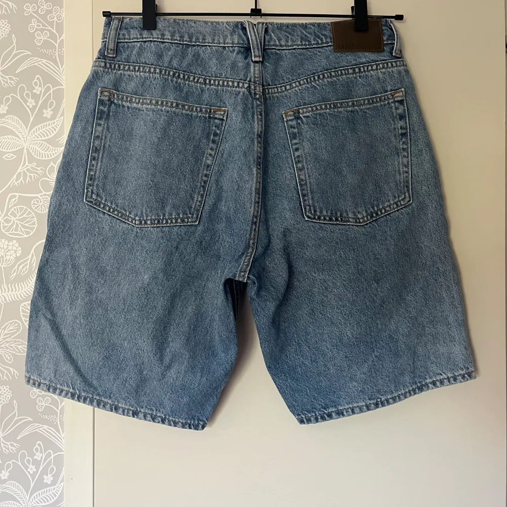 Jeansshorts i storlek S, använda en sommar - skick 9/10. Shorts.
