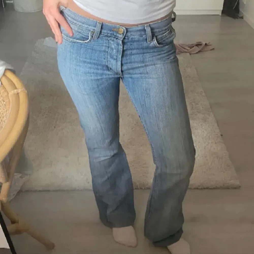 (Lånade bilder) Superfina lågmidjade jeans tidigare köpta från plick men passade tyvärr inte💛 Midjemått: 36 cm Innerbenslängd: 77 cm. Jeans & Byxor.