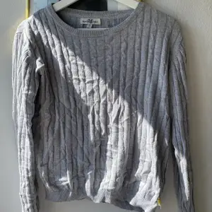 Fin grå tröja från Hampton republik, Brickan längst ner har lossnat men man kan sy den på plats igen.🌸