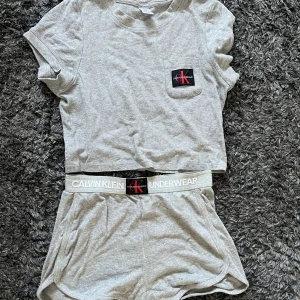 Calvin klein pyjamas  - Säljer denna pyjamas från Calvin klein. Är i bra skick. Är i två delar, en tröja som är croppad och ett par shorts. 