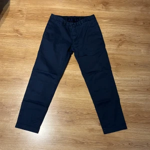 Oscar Jacobsson Chinos - Säljer dessa chinos ifrån Oscar Jacobsson i storlek 46. Mycket bra skick utan någon defekt alls. Nypris 1500kr mitt pris endast 349. Kom pm vid frågor eller mer bilder på byxorna 
