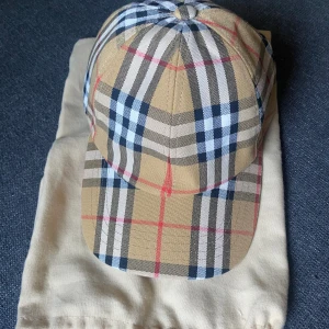 Burberry keps - Justerbar Burberry keps.  I nyskick och har bara provats på. Kommer med påsen i 4 bilden