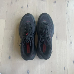 Hoka löparskor - Hoka Speedgoat 5 spike i storlek 39 1/3, tyvärr lite stora så endast använda en gång. 